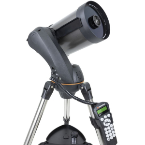 телескоп Celestron върху стабилна монтировка, показващ лесен достъп до механизмите за насочване и фокусиране