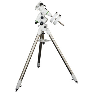 Бяла екваториална монтировка SkyWatcher NEQ5 със стоманен триножник, две противотежести и ръкохватки за фино движение по двете оси