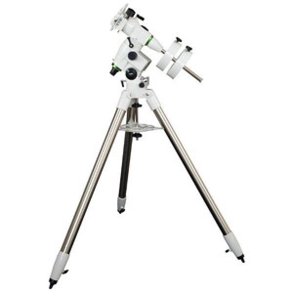 Бяла екваториална монтировка SkyWatcher NEQ5 със стоманен триножник, две противотежести и ръкохватки за фино движение по двете оси